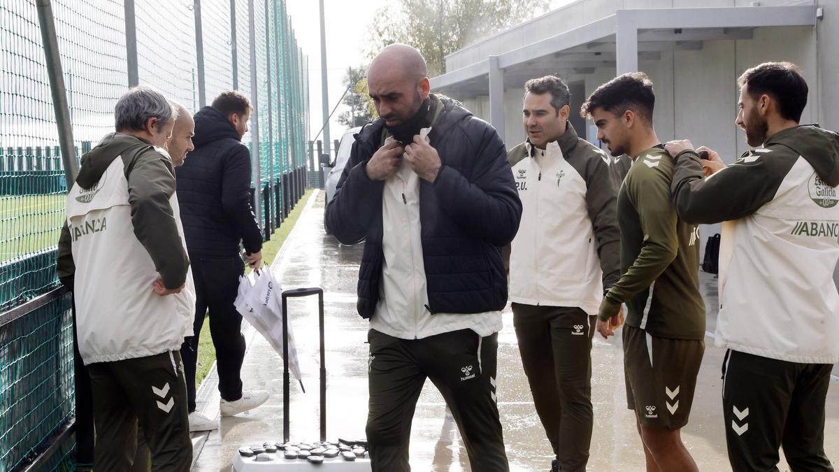 Claudio Giráldez, este miércoles en el campo de hierba sintética de A Madroa / Marta G. Brea