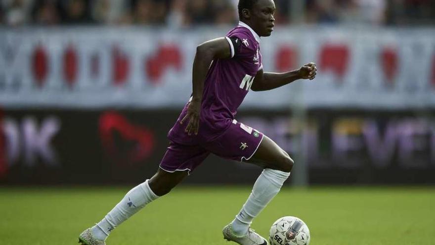 Pione Sisto conduce la pelota durante un partido con el Midtjylland. // Lars Ronbog (Reuters)