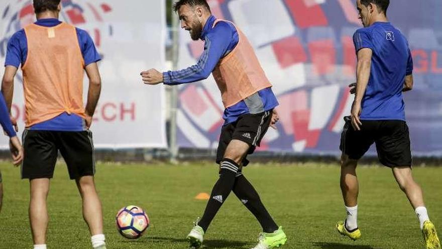 Michu golpea el balón en un entrenamiento.