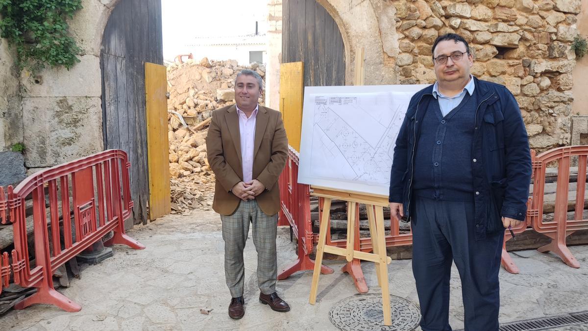 El alcalde Virgilio Moreno y el regidor Andreu Caballero, frente al arco que se ha conservado y bajo el que pasará el nuevo vial.