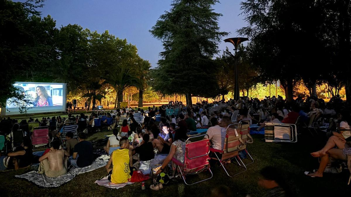 Ni sofá ni plataforma: el cine vuelve a reunir a los pueblos de Cáceres en sus plazas