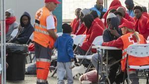 Migrantes llegados a las costas canarias son atendidos.