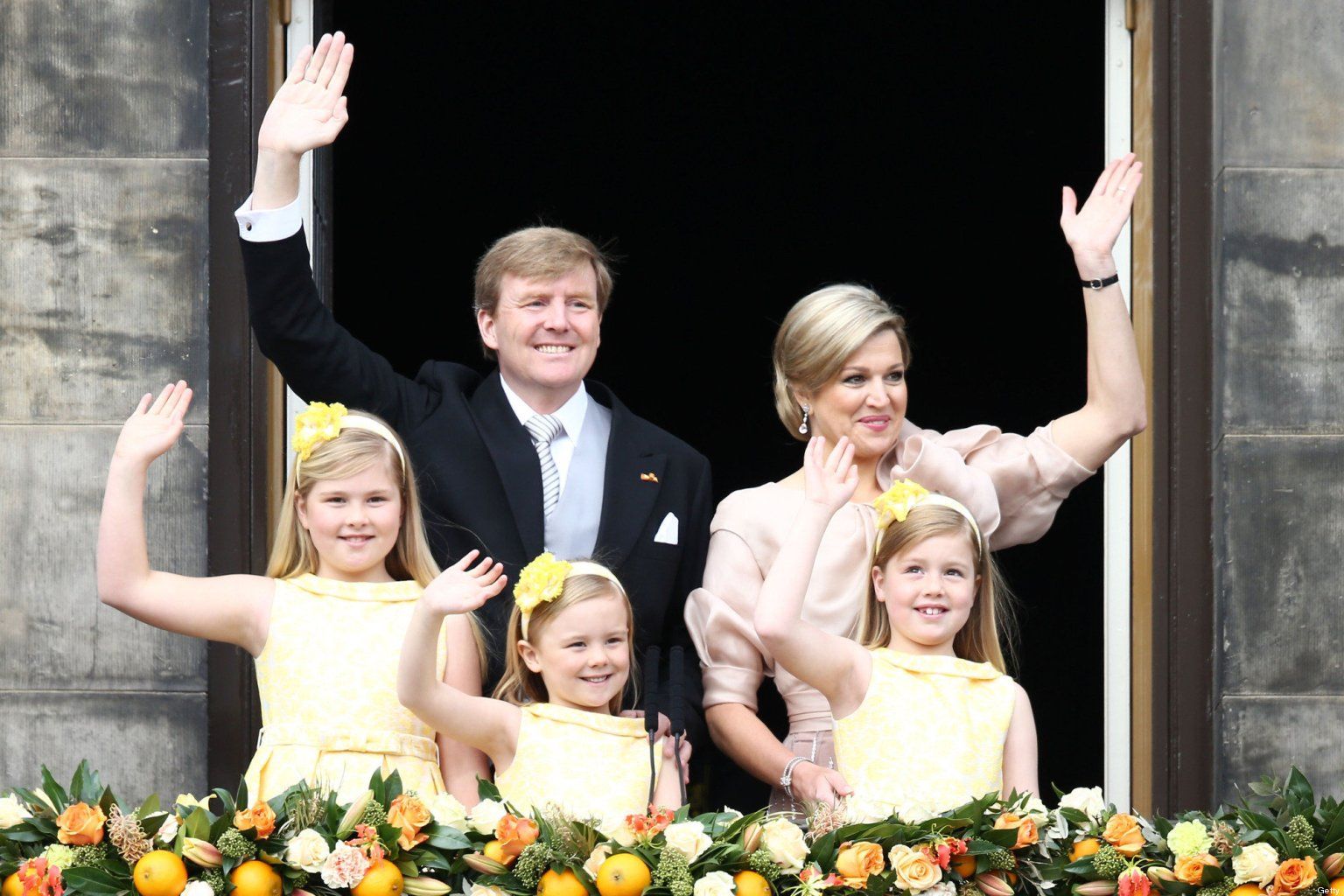 Día de la entronización de los Reyes de Holanda, con sus hijas vestidas de Pili Carrera