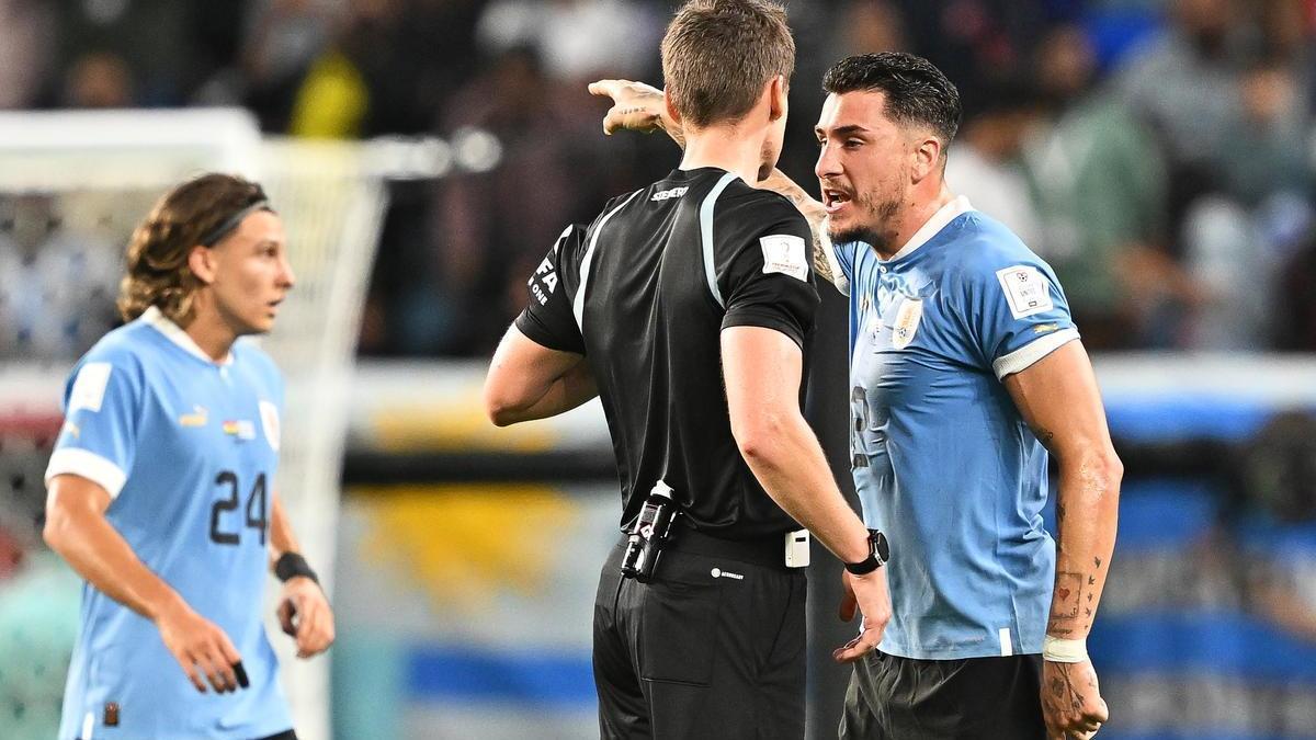 José María Giménez protesta contra el árbitro en el Ghana vs Uruguay