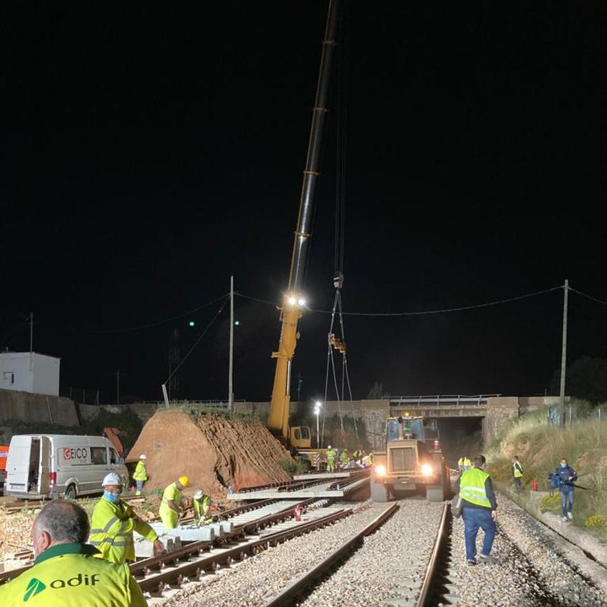 Trabajos de construcción del nuevo apartadero de 750 metros en la estación de Barracas (Castellón), ayer por la noche.