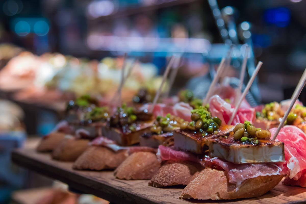 No son tapas, son platos combinados ensartados en un pincho.