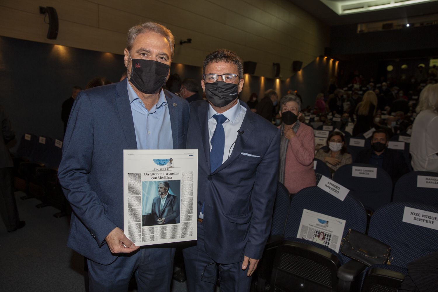 Toni Cabot presenta en el Club INFORMACIÓN el libro en el que plasma los perfiles de 40 personalidades de Alicante