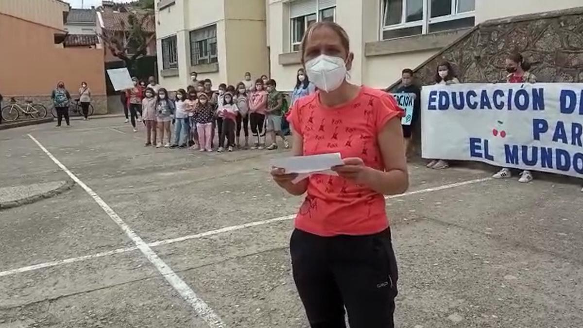 Protesta en el colegio de Tornavacas para que no le quiten un maestro interino