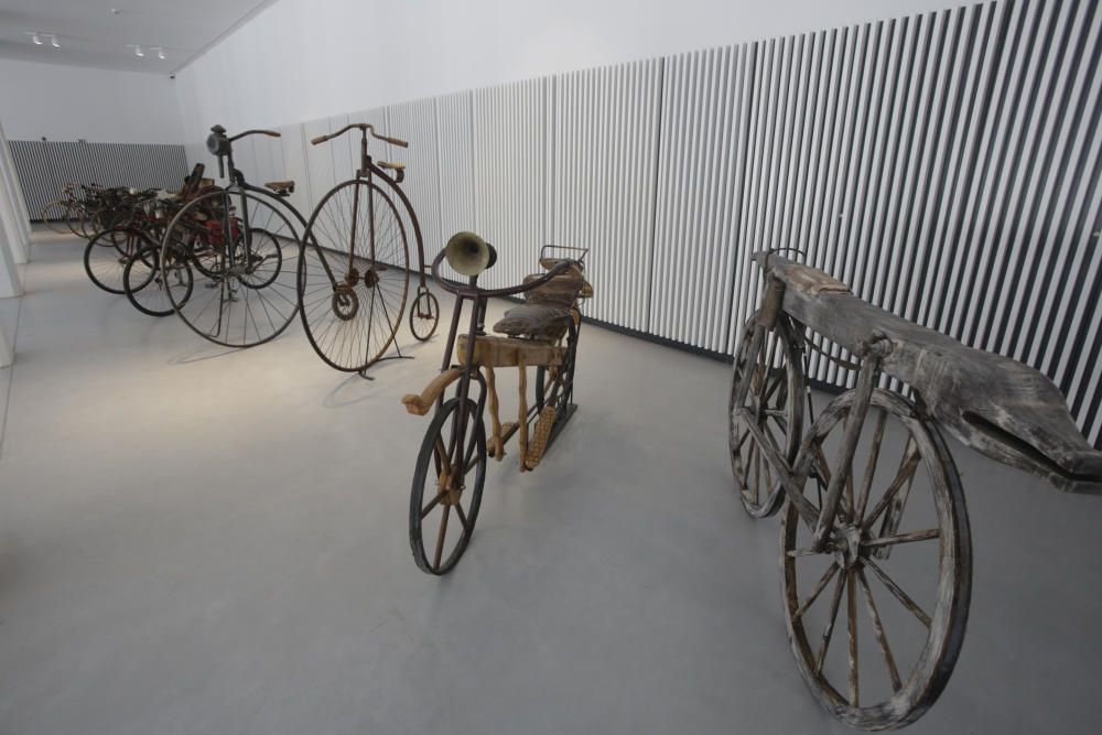 Exposición de bicicletas en la antigua estación de