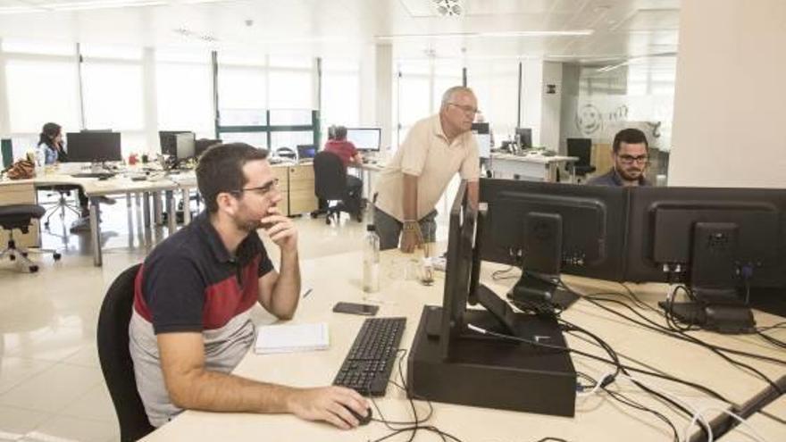 El director general de GTT, Fernando Plaza (de pie), con varios de los trabajadores de la firma.