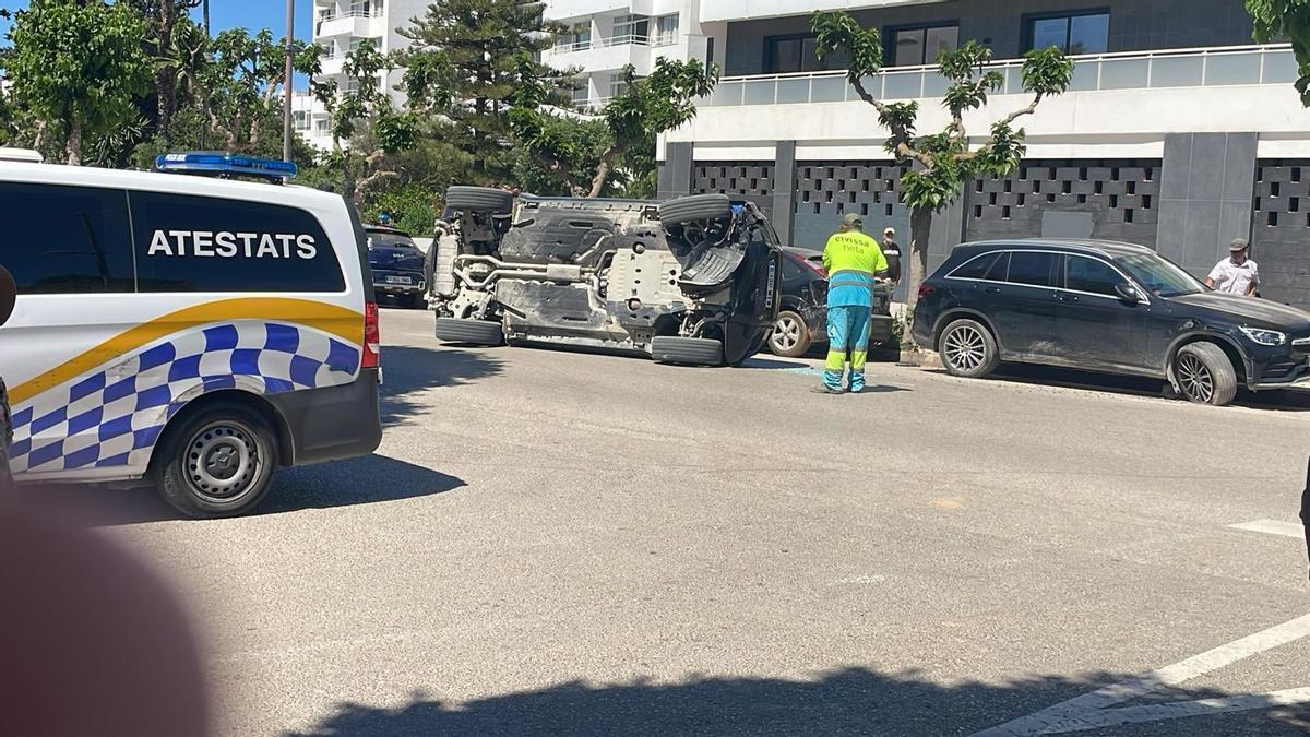 El vehículo volcado en la avenida Pere Matutes Noguera