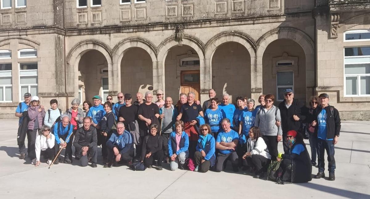 Un grupo de 45 peregrinos posa ante la casa consistorial