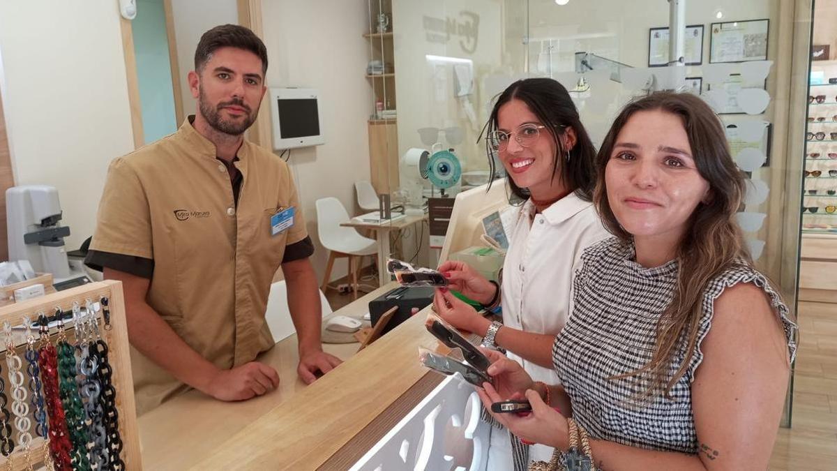 Comprando algunas de las últimas gafas disponibles en la Óptica Mira Maruxa.