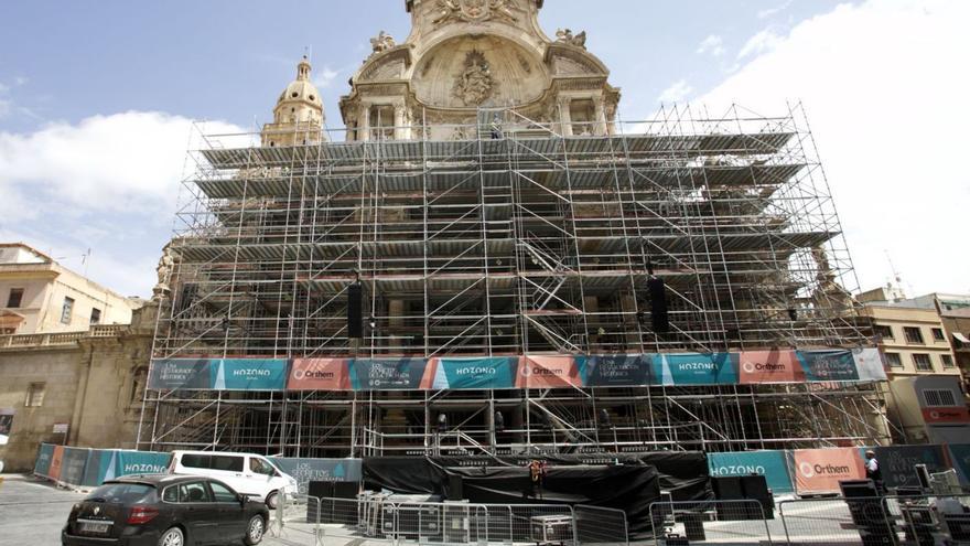 La fachada de la Catedral en la plaza del Cardenal Belluga, tapada por los andamios. | JUAN CARLOS CAVAL