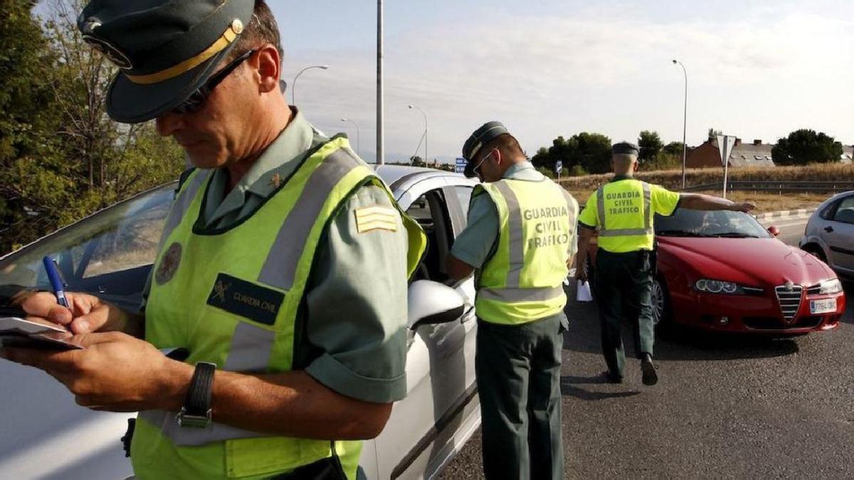 Los agentes se ponen serios ante la colocación de este elemento fundamental para la conducción