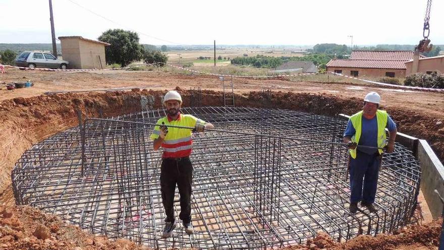 Varios operarios, en la mañana de ayer, en la construcción del depósito de agua de Villaferrueña.