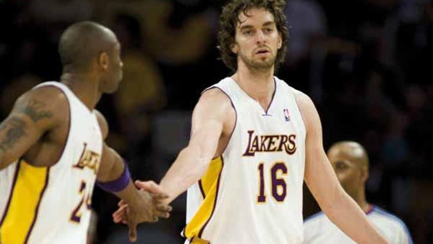 Pau Gasol choca la mano con Kobe Bryant.