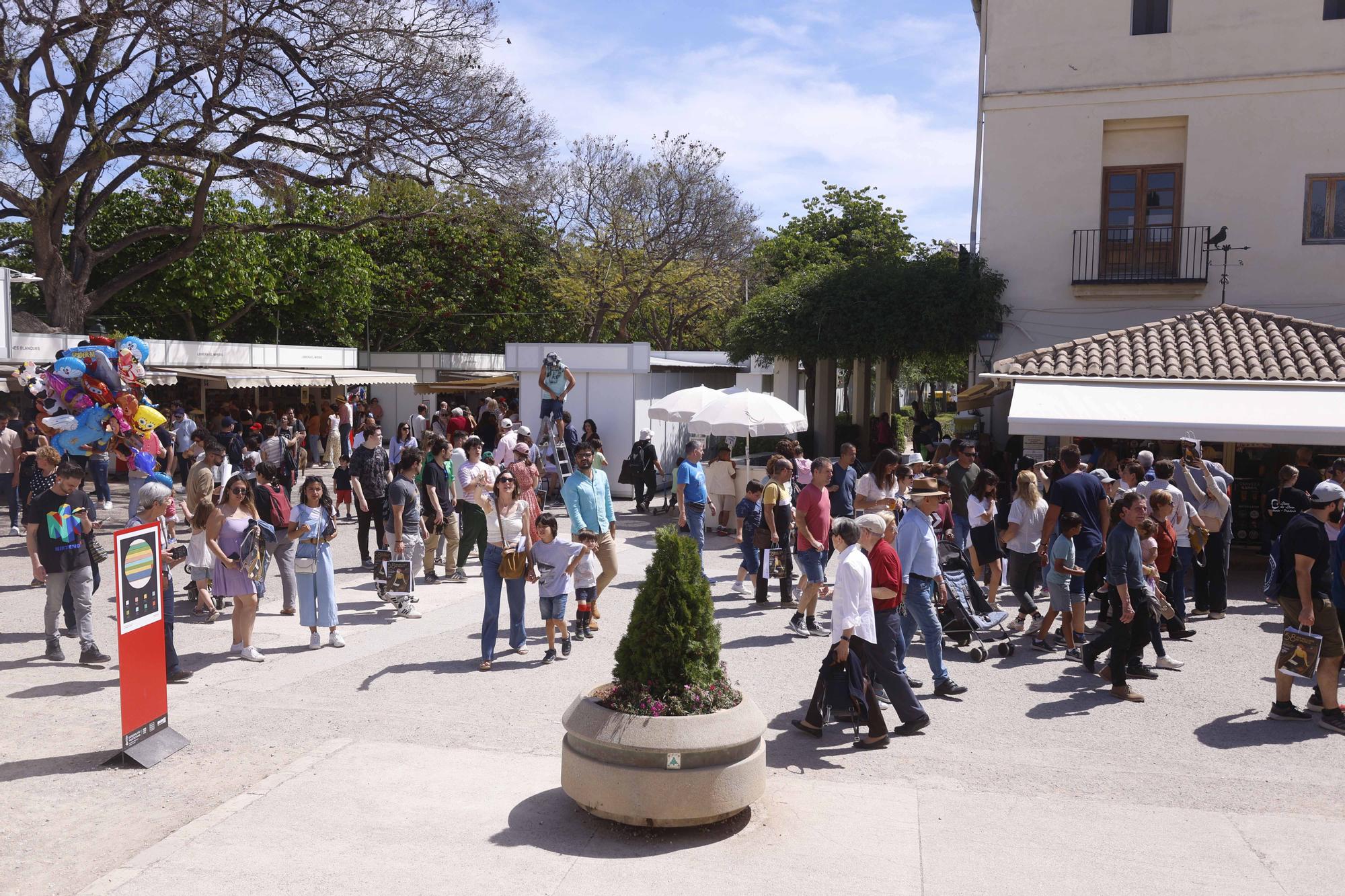 Llenazo de domingo en la Fira del Llibre