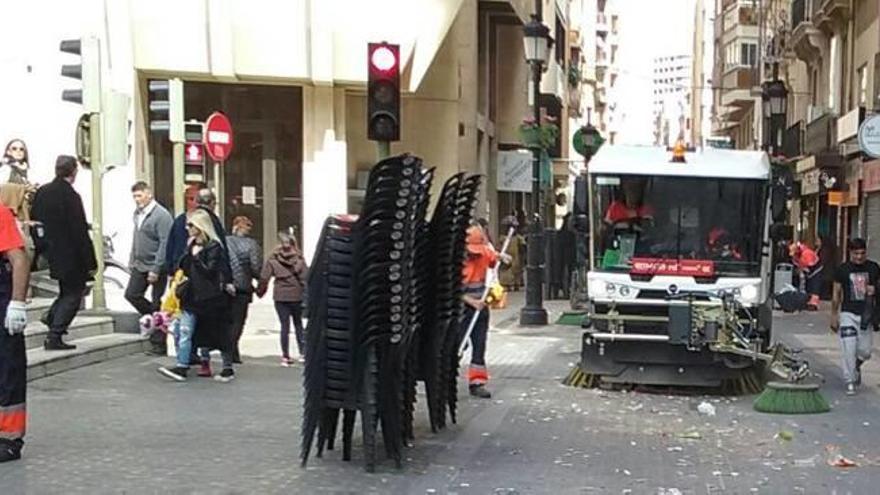 Una máquina de limpieza, durante las pasadas fiestas.