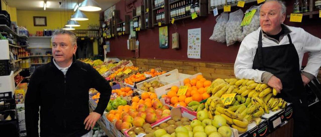 Julio Menéndez, a la izquierda, y José Menéndez, en su tienda.