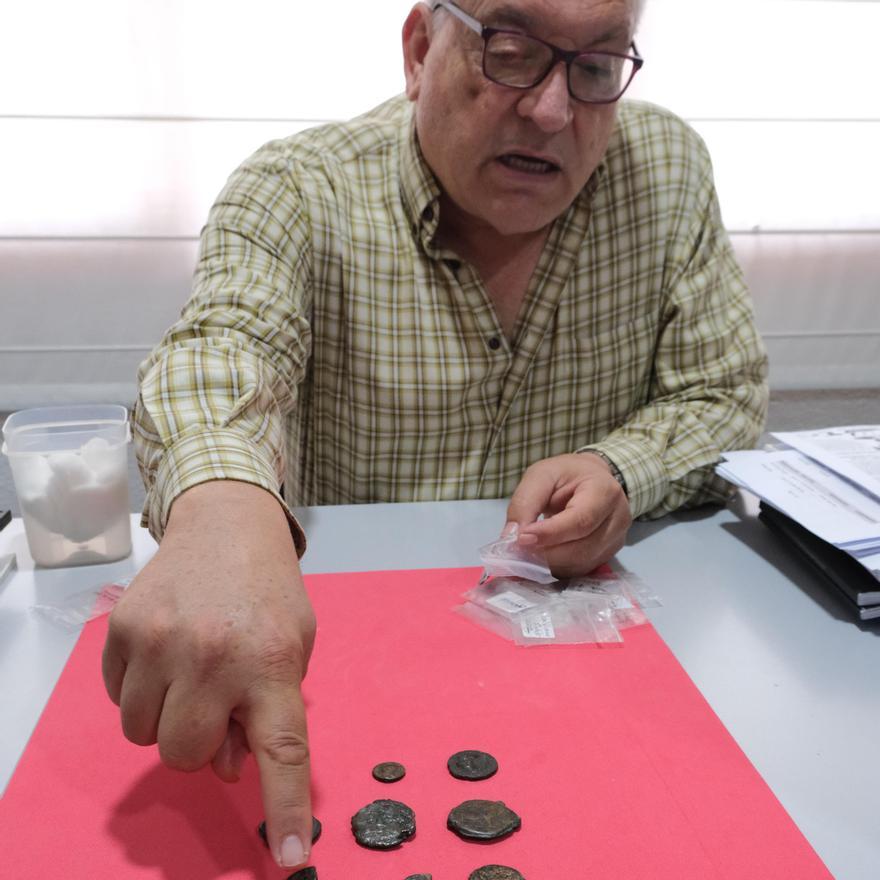 Antonio Poveda  mostrando las monedas en el Museo Arqueológico de Elda.