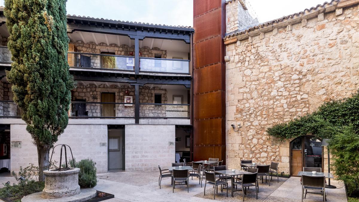 El patio del Parador de Alarcón es perfecto para desconectar tras un largo día.