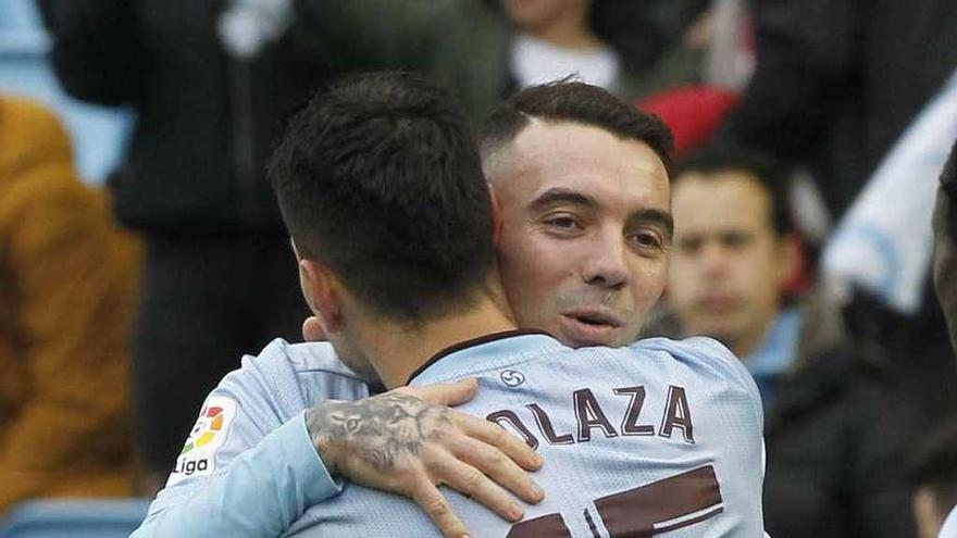 Iago Aspas y Lucas Olaza celebran un gol del Celta al Mallorca en Balaídos. //Ricardo Grobas