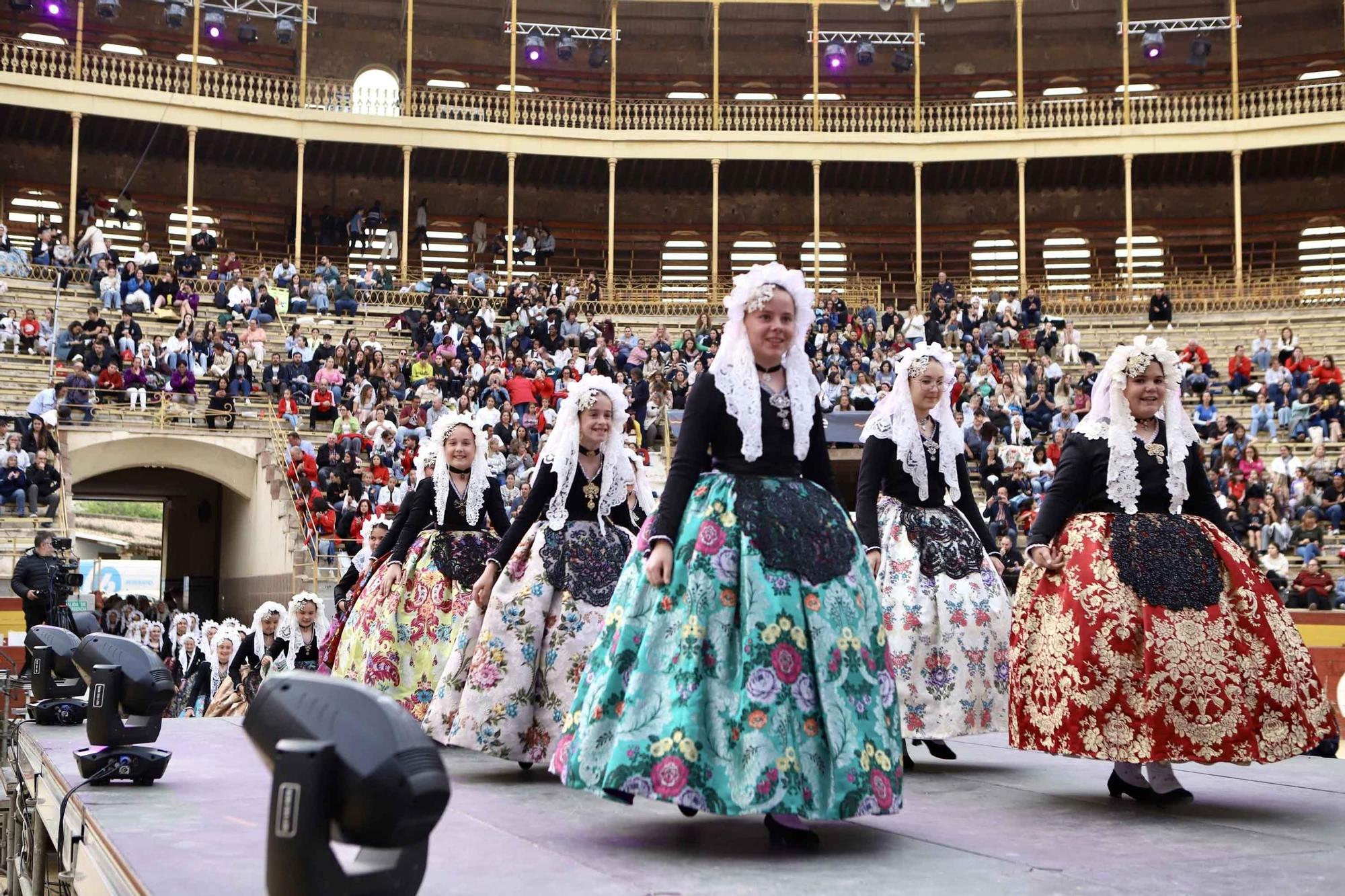Las candidatas a Bellea del Foc 2025 ensayan con el traje de novia alicantina en la plaza de toros de Alicante