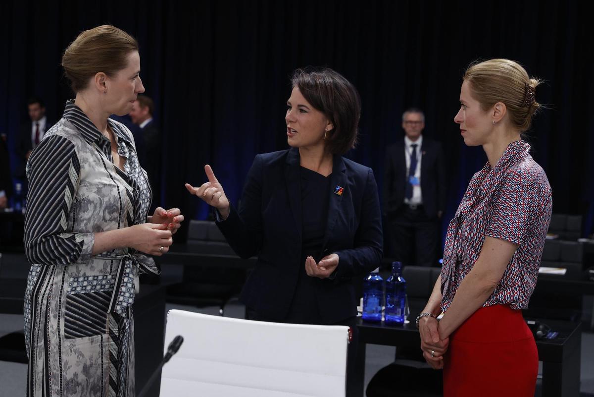 MADRID, 30/06/2022.- La ministra de Asuntos Exteriores de Alemania, Annalena Baerbock (c), conversa con la primera ministra de Estonia, Kaja Kallas (d), y la primera ministra danesa, Mette Frederiks (i), en la segunda jornada de la cumbre de la OTAN que se celebra este jueves en el recinto de Ifema, en Madrid. EFE/J.J. Guillén