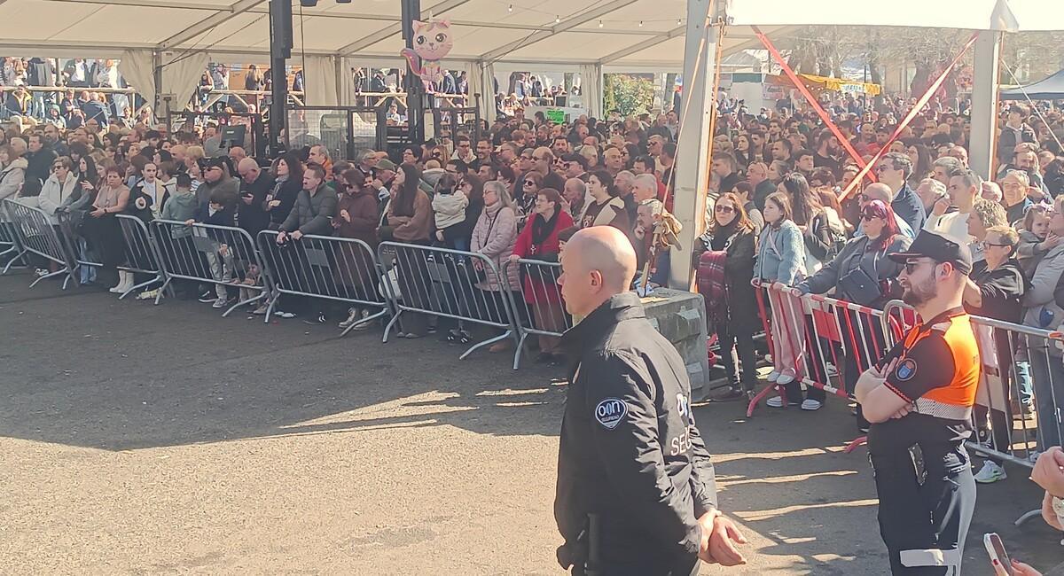 Una pequeña parte del público reunido en el campo de la fiesta de Lestedo