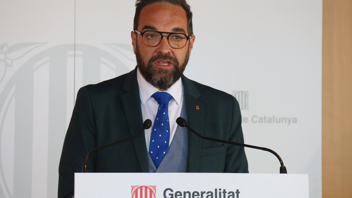 El conseller de Territori, Juli Fernández i Olivares, presenta la nova xarxa de corredors per a autobusos ràpids a la seu Departament.