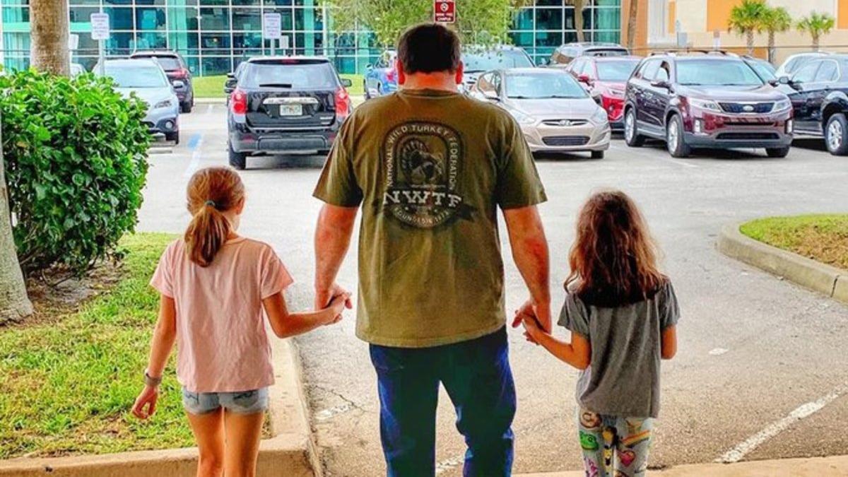 Ryan Newman sale del hospital junto a sus hijas