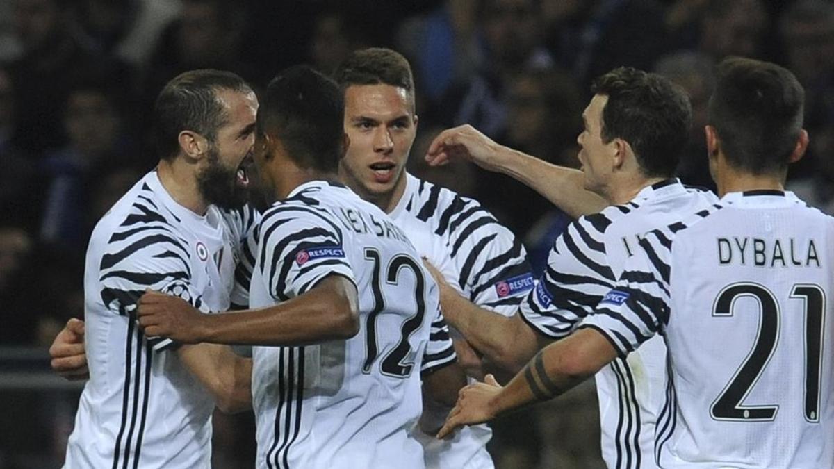 Los jugadores de la Juventus felicitan al croata Marko Pjaca (de frente) después de que marcara el primer gol.