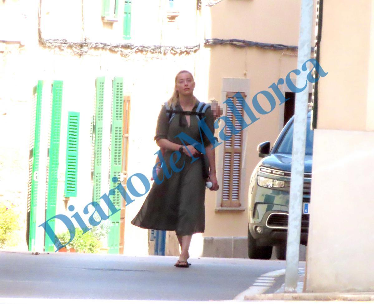 Amber Heard, el viernes por la tarde, paseando por las calles de Costitx, en Mallorca