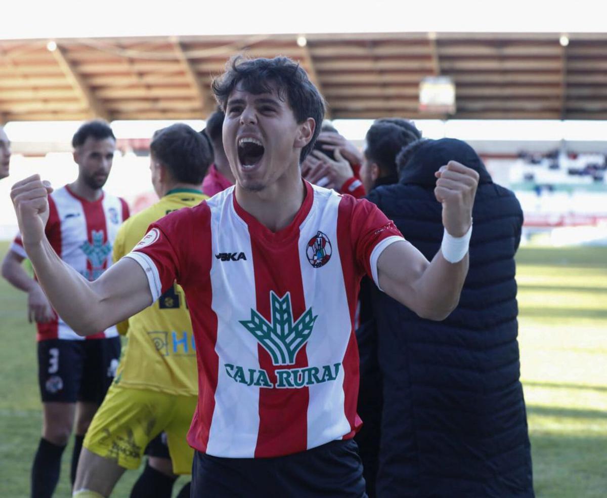 Morales celebra la brillante victoria del Zamora CF. |  | ANA BURRIEZA
