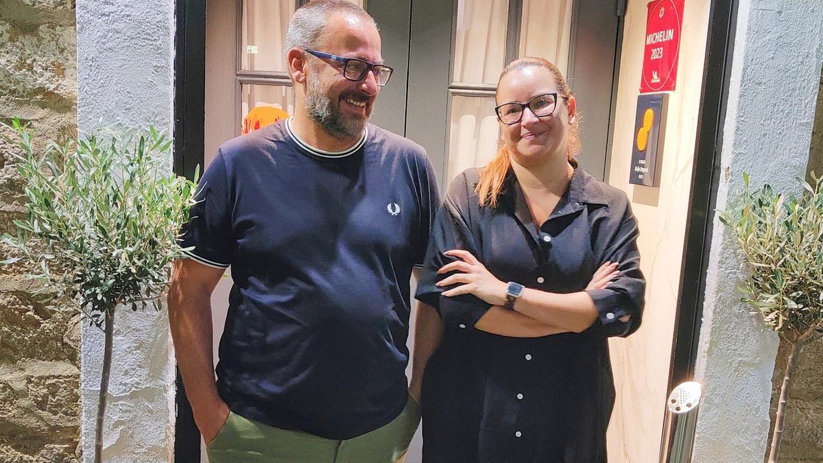 Pedro Sánchez y Mapy Cano, en la puerta del restaurante Bagá, en Jaén.