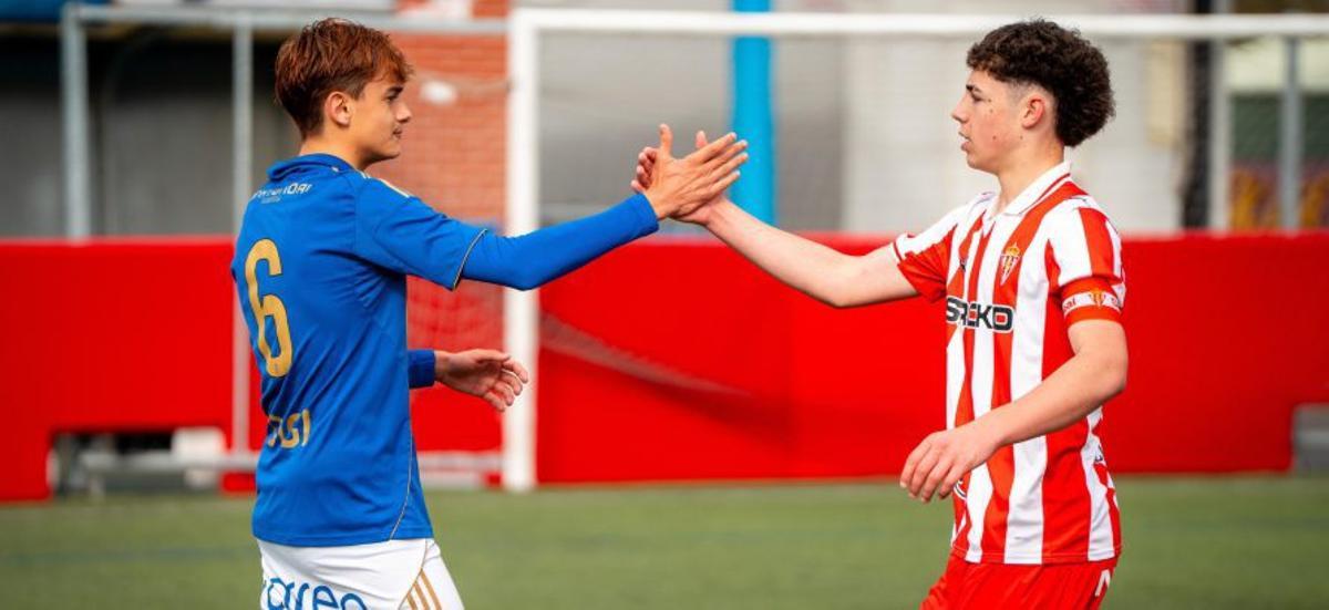Jugadores del Oviedo y del Sporting, ayer, durante el triangular de la Oviedo Cup. | OVIEDO CUP