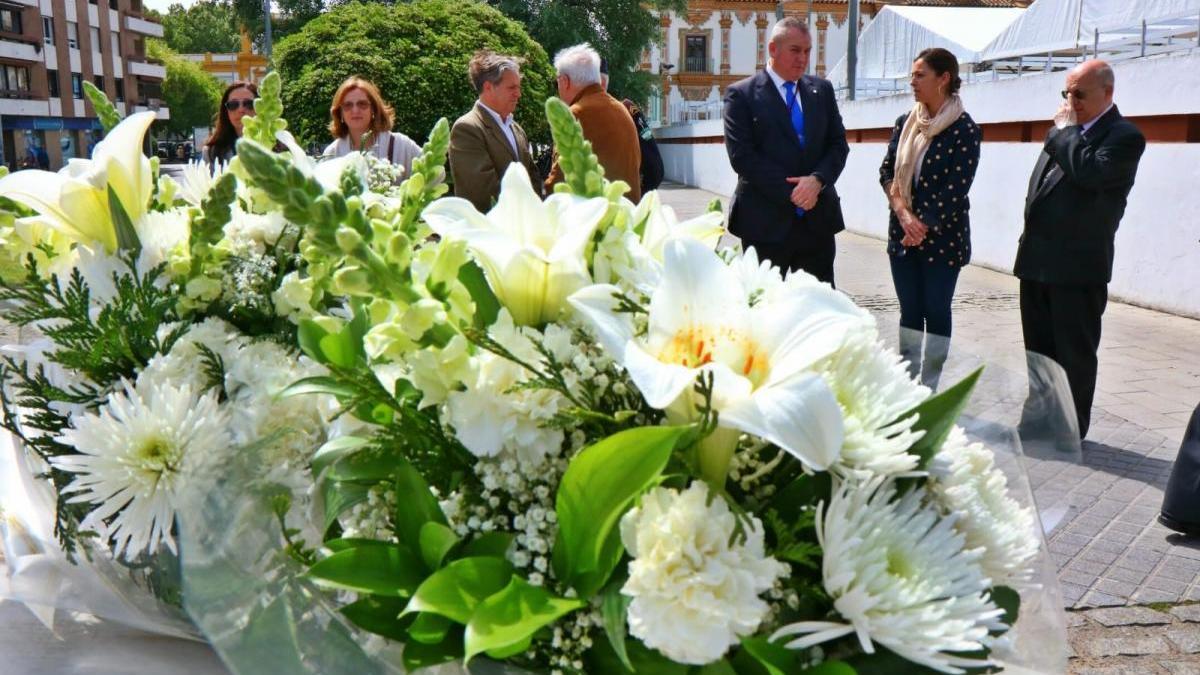 La Estrella recuerda con flores blancas a las policías locales asesinadas