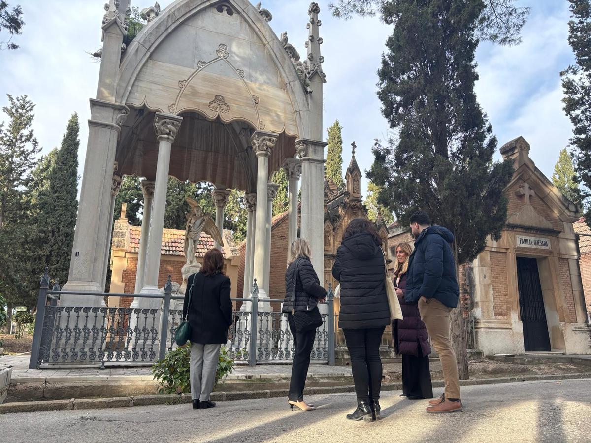 Presentación de las visitas culturales al cementerio municipal Nuestro Padre Jesús.
