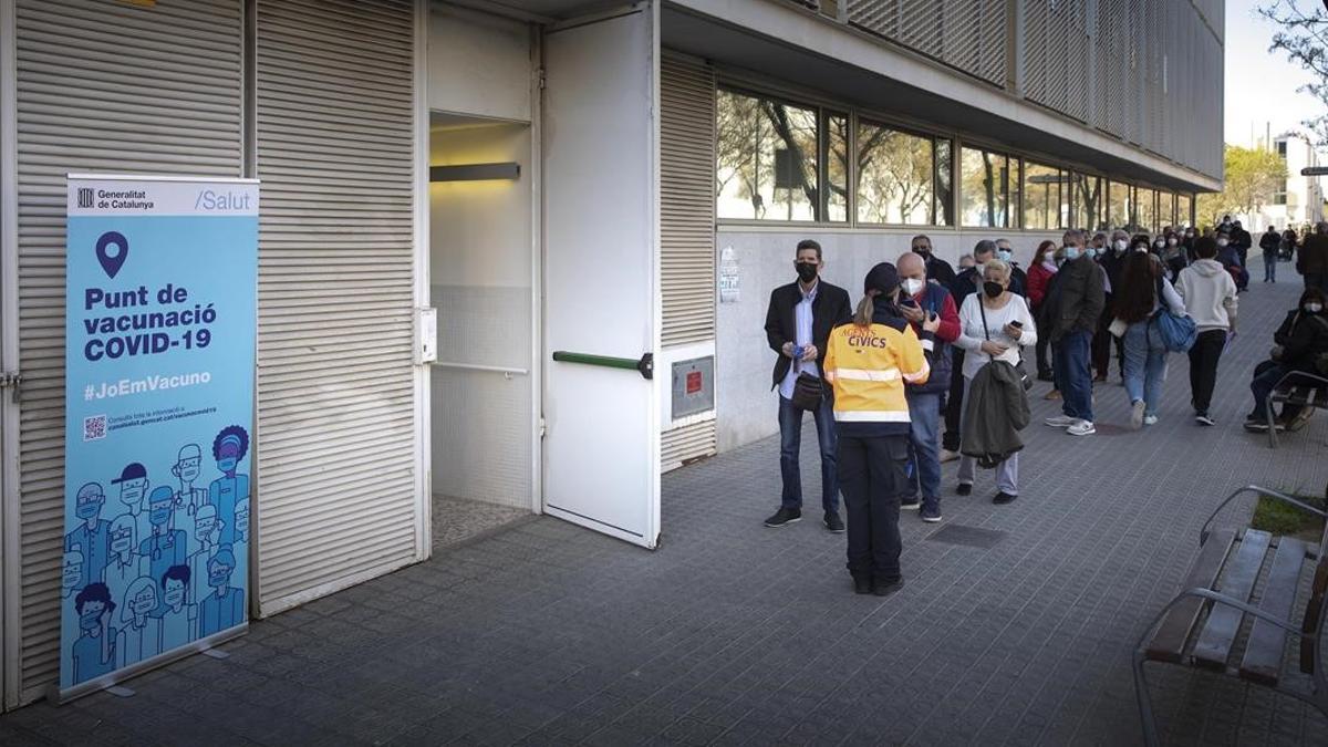 Barcelona 24 03 2021 Empiezan a vacunar de nuevo contra el covid con la vacuna de AstraZeneca en el CAP Casernes Foto de Ferran Nadeu