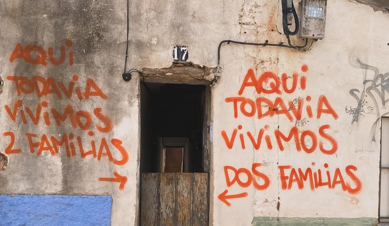 Pintada en el Alto de Fuente Fría, advirtiendo de que todavía hay residentes,