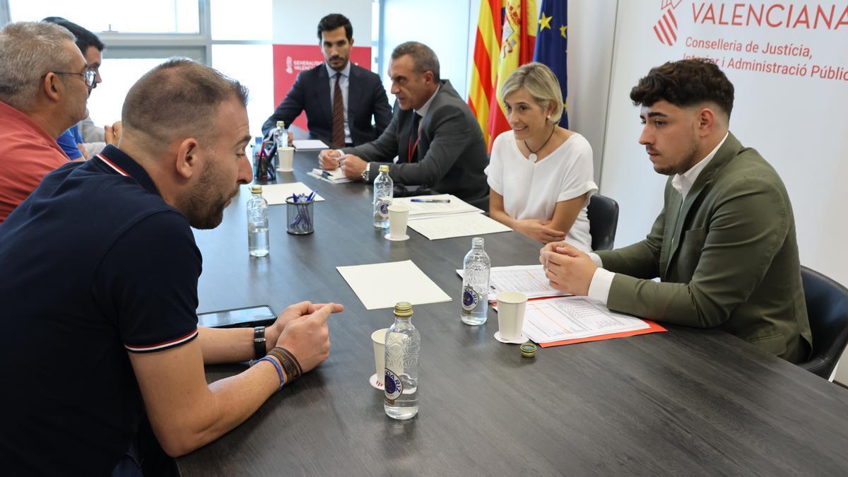 Germán Zaragoza, primero por la derecha, junto a la consellera Elisa Núñez, en una reunión este pasado verano.