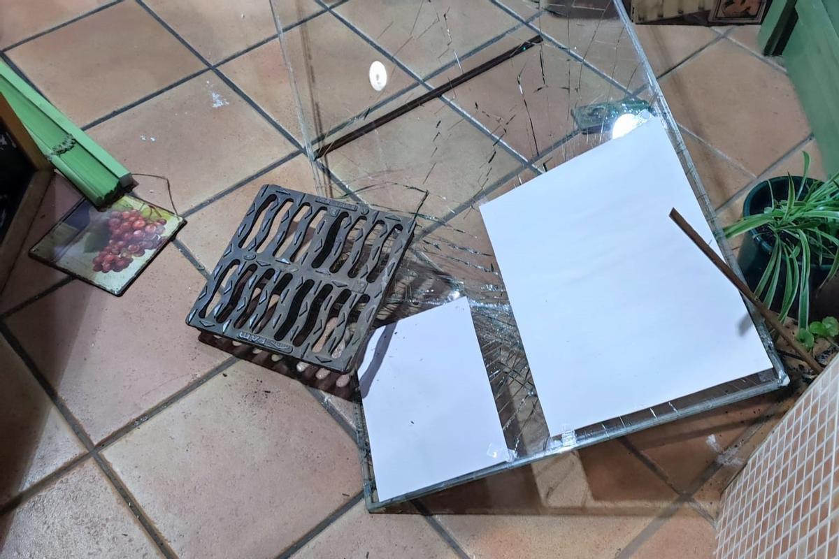 Robo en una tienda de Herreros la semana pasada. El detenido hoy uso también un alcantarilla extraída en la misma calle.