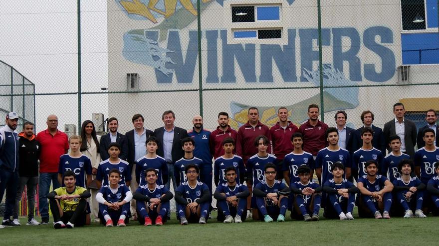 La directiva y el cuerpo técnico del Córdoba CF visitan la Winners Academy