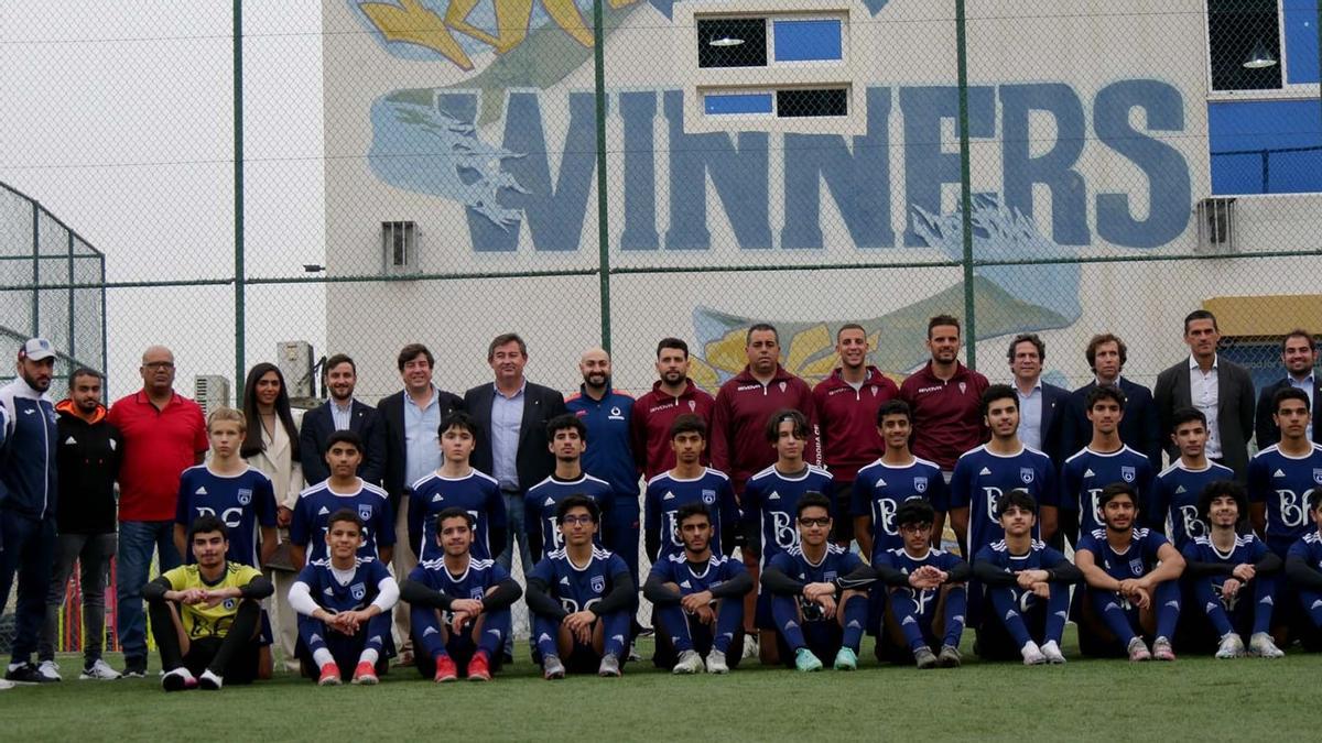 Visita de la directiva y el cuerpo técnico del Córdoba CF a la Winners Academy de Baréin.