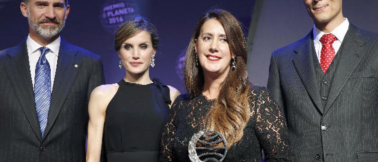 Felipe VI, doña Letizia, Dolores Redondo y Marcos Chicot, durante la ceremonia del Premio Planeta.