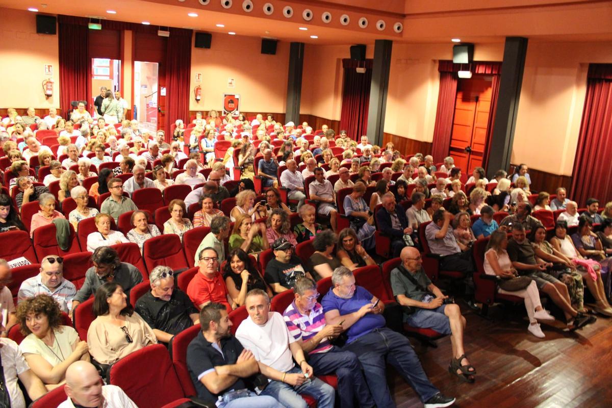 El teatro de El Entrego, ya prácticamente lleno, minutos antes de empezar el recital.