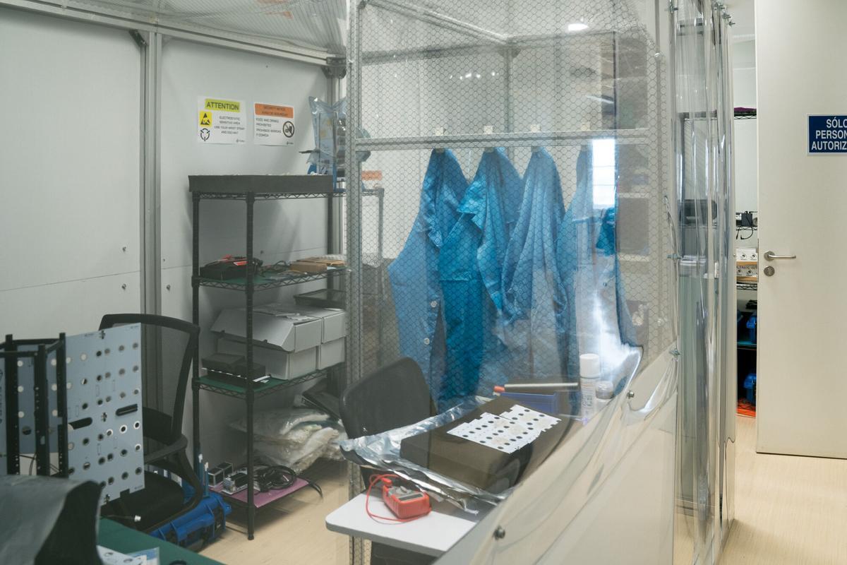 09.02.2026. MADRID. Imágenes de FOSSA, la empresa dedicada a la creación de nano satélites seleccionada por la OTAN. Foto: Alba Vigaray