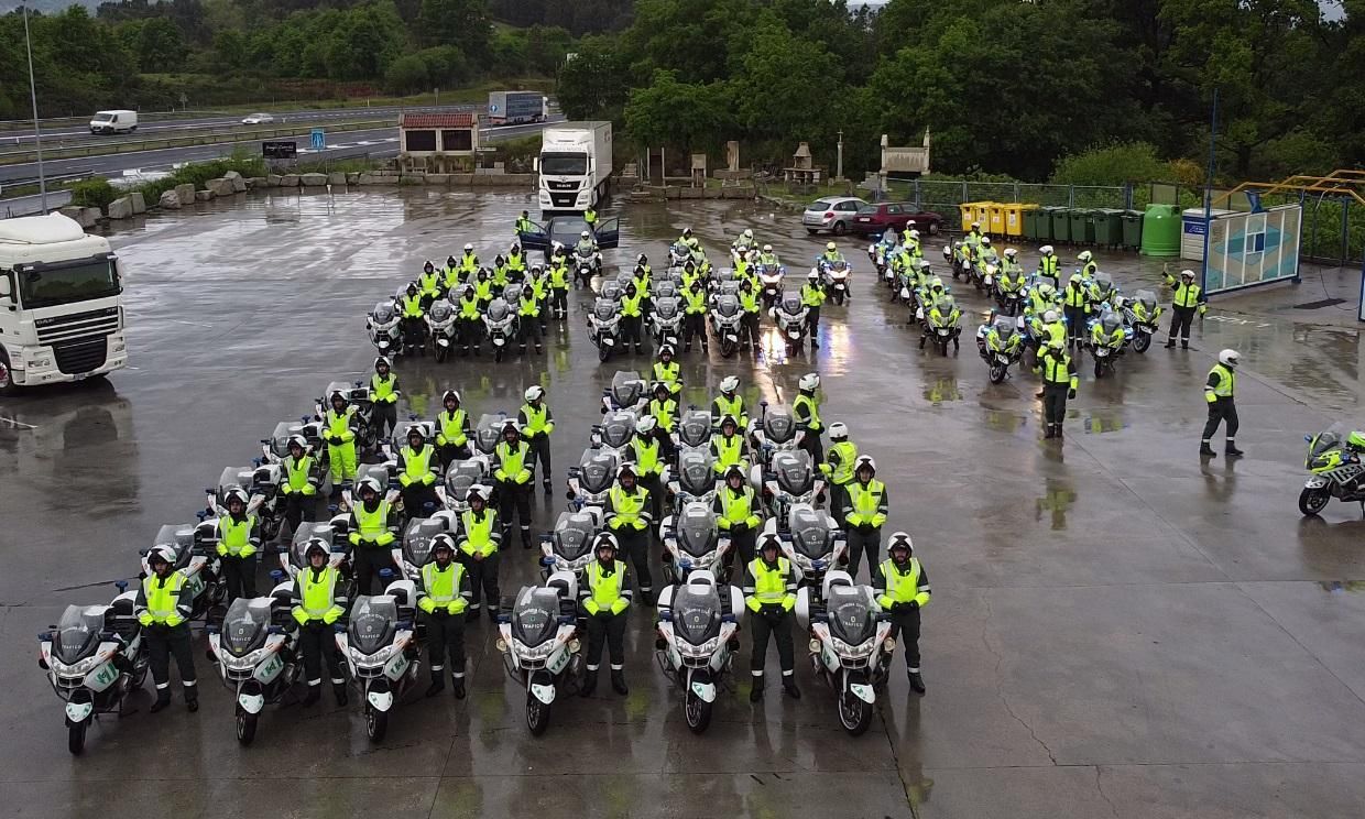 El contingente de motoristas, en formación, esta tarde en la estación de servicio de Rante, en la A-52. // FERNANDO CASANOVA