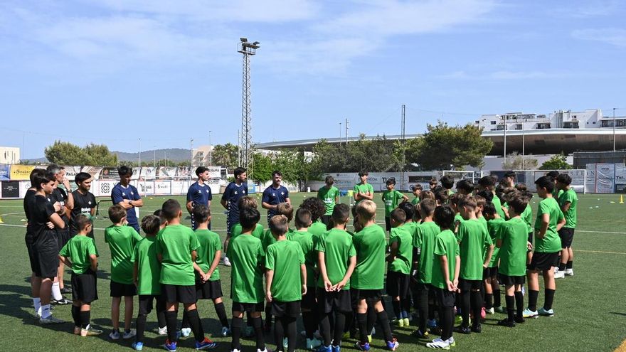 El campus de verano de la SD Portmany ‘Real Betis Academy’ reúne a 70 participantes